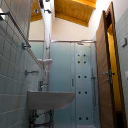 bagno della camera letto Vittoria b&b la corte dei tre